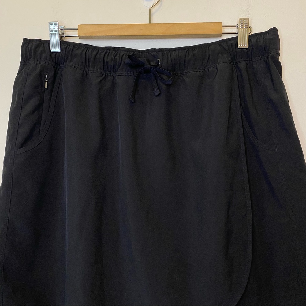 PATAGONIA Fleetwith Faux-Wrap Active Skort #58635 in Black Sz XL - Picture 3 of 13